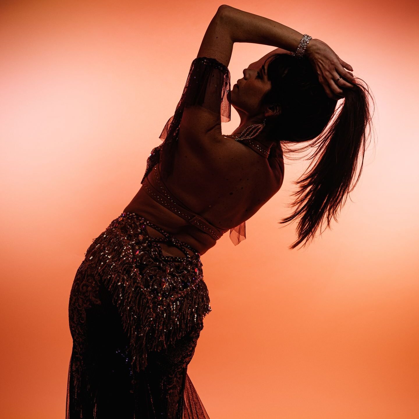 Danse orientale artistique et délicate portée par une professionnelle de la danse, Alina, inspirée des univers 1001 nuits et du raffinement scénique