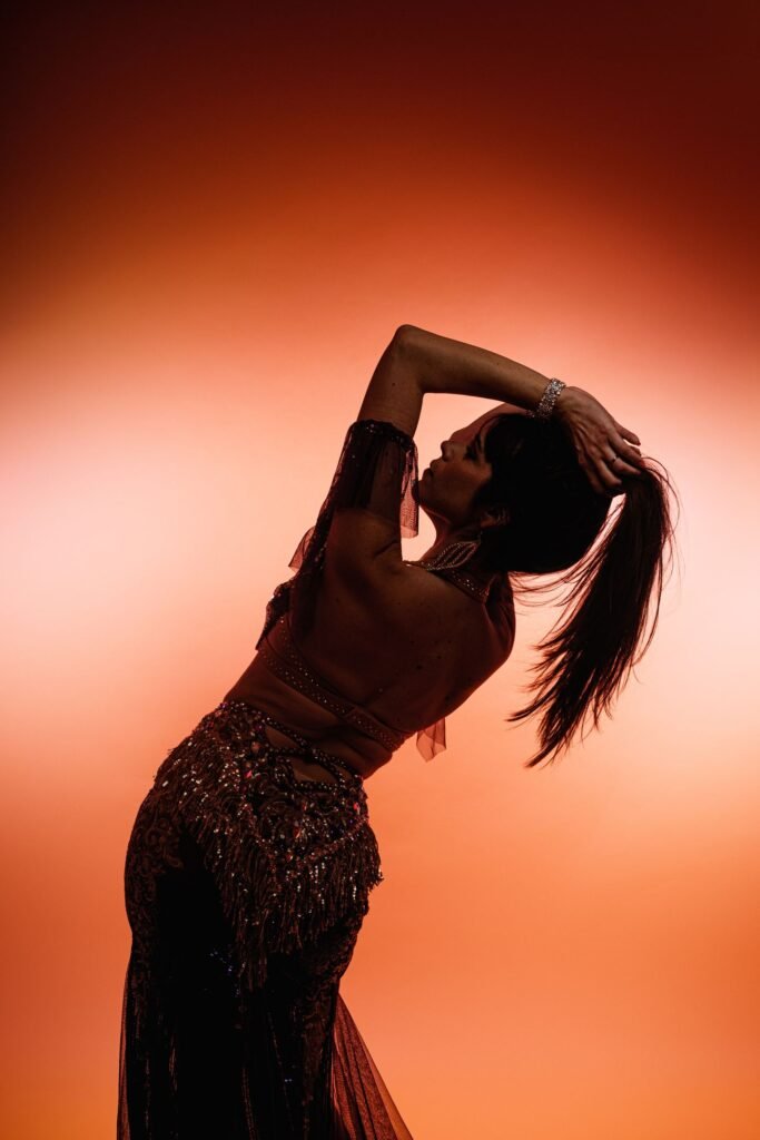 Danse orientale axée sur la féminité, interprétée par Alina, danseuse orientale professionnelle proposant des prestations artistiques à Saint-Vit, Dole et dans le Grand Besançon.