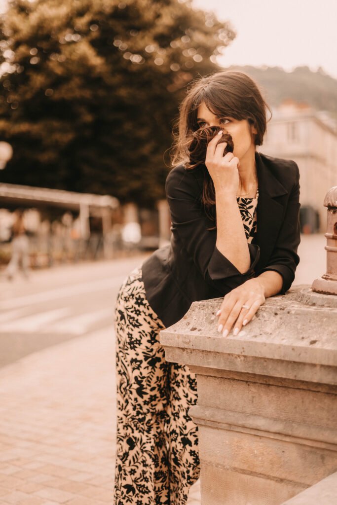 Voir loin et voir grand l'avenir, telle est l'ambition d'Alina qui développe à travers son entreprise de danseuse orientale et son association Almélina une ambition en faveur de l'autonomie, de l'accomplissement et de l'épanouissement des femmes avec force et courage.