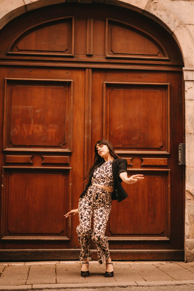 Atelier féminité mêlant danse, subtilité et développement personnel dans un univers sensible, intime et jamais vu