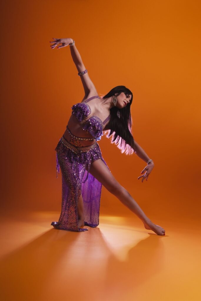 Spectacle de danse orientale élégant et haut de gamme pour événements, mariages et soirées, porté par une professionnelle de la danse