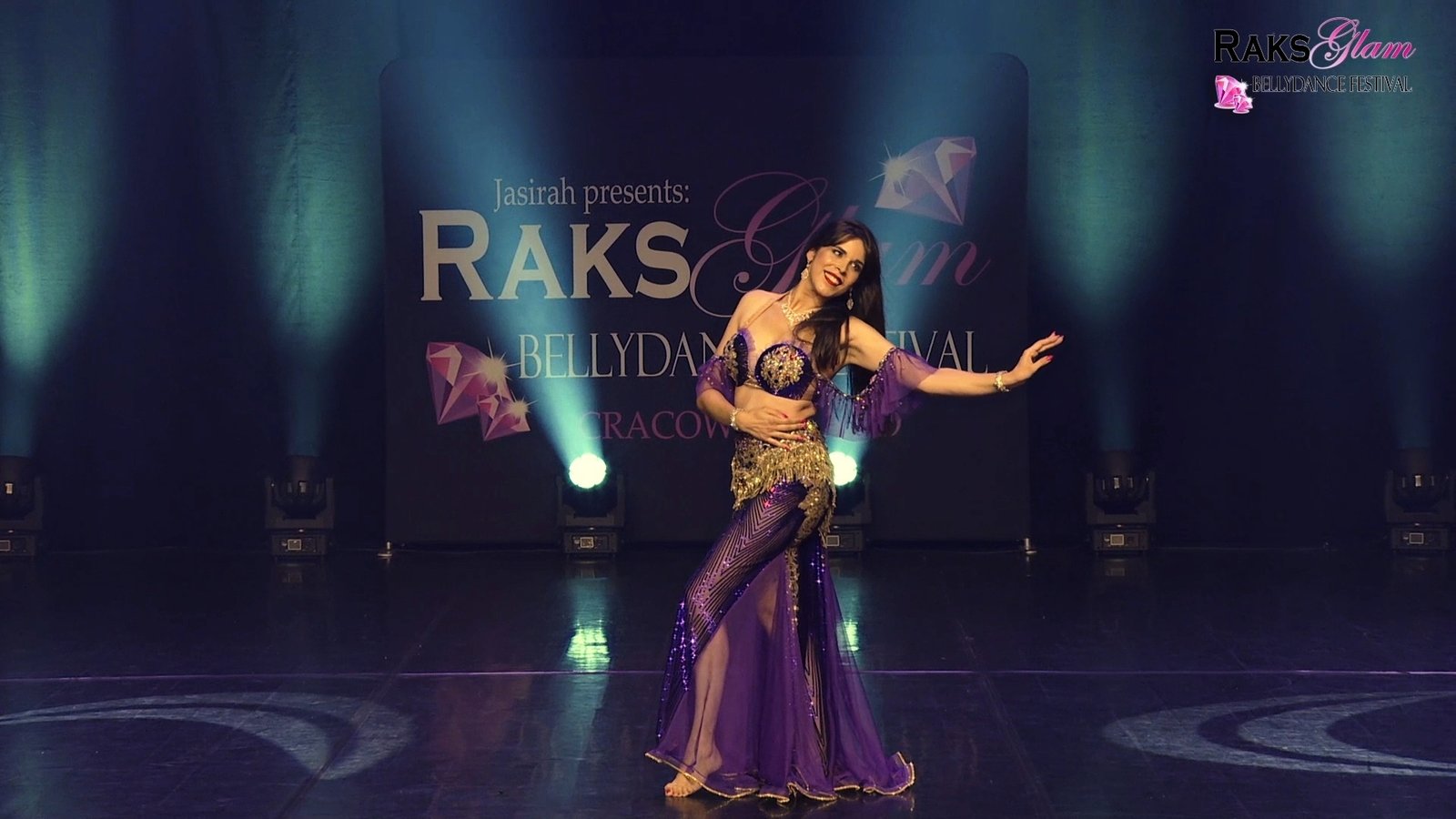 Danseuse orientale professionnelle en performance sur scène au Raks Glam Festival à Cracovie – Alina
