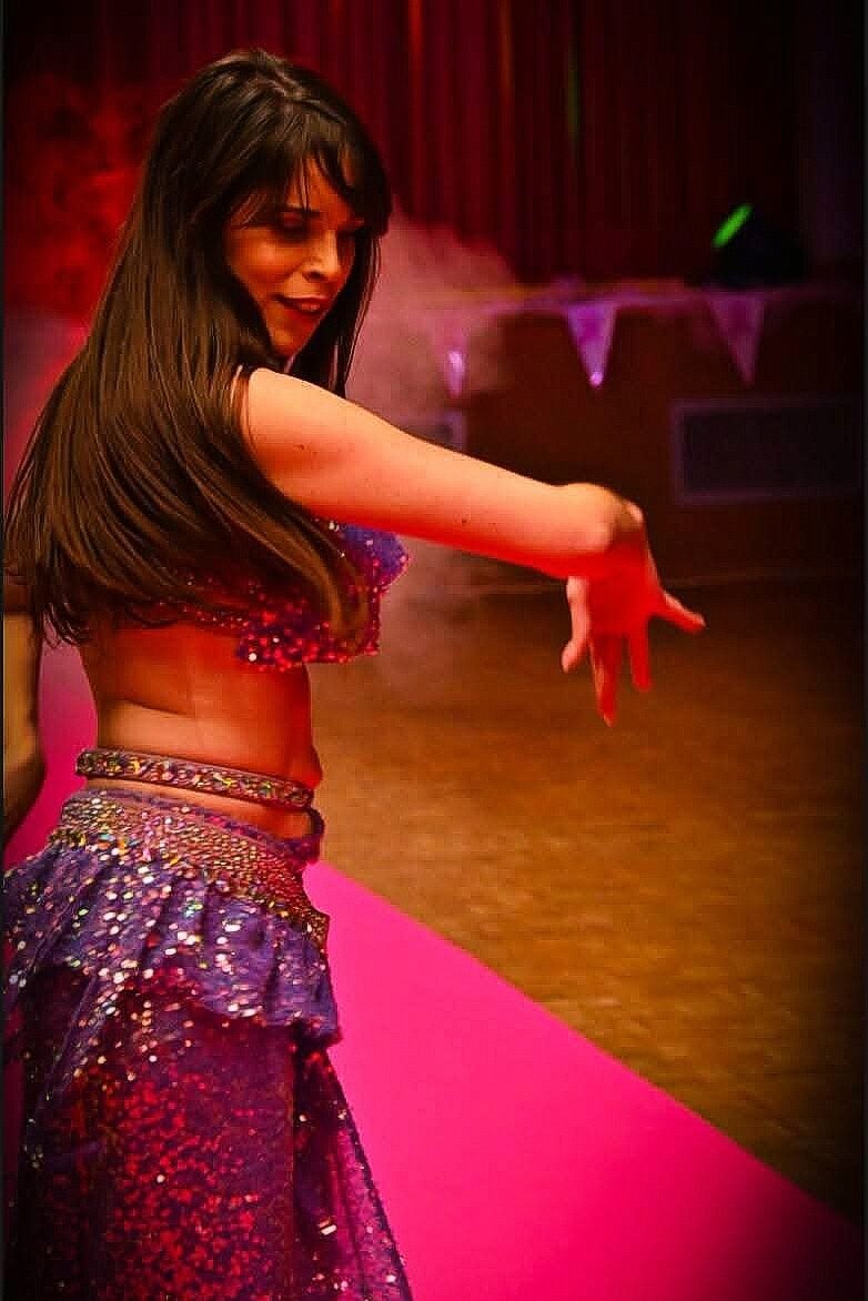 Prestation de danse orientale par Alina lors d’une soirée caritative et solidaire Octobre Rose