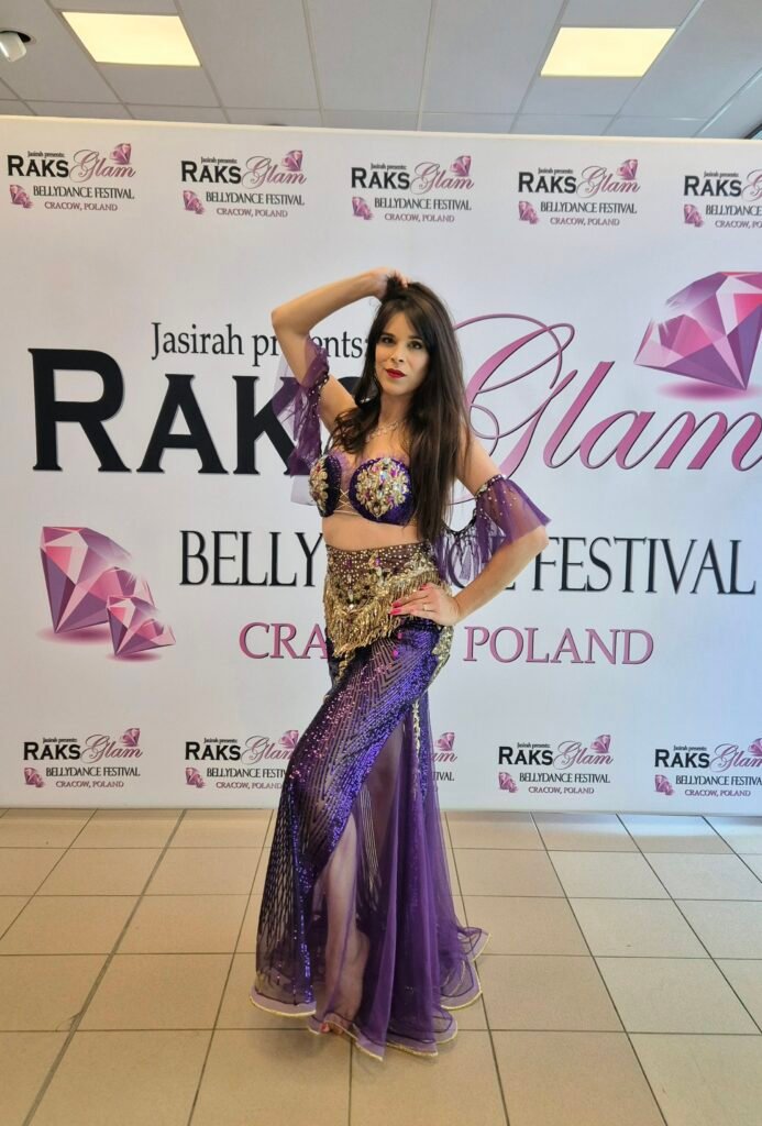 Danseuse orientale professionnelle Alina lors du Raks Glam Festival à Cracovie, Pologne, avant sa performance sur scène