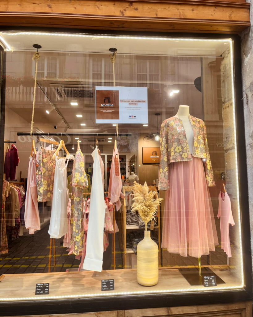 Vitrine de Léa et Paul, partenaire d'À l'aube situé au centre ville de Besançon