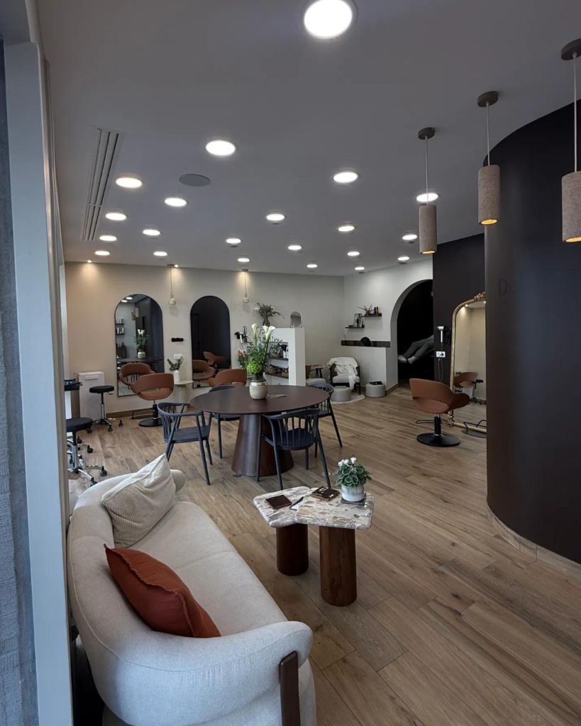 Delgrande Prestige, partenaire d'À l'aube avec son entreprise de salon de coiffure visagiste situé au centre-ville de Besançon.