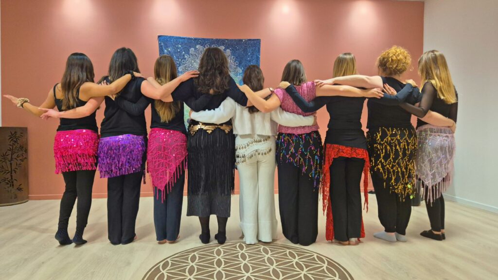 Danseuses de l'association AlméLINa qui partagent des moments de sororité et de bienveillance