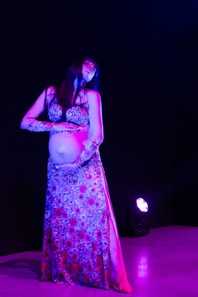 Alina danseuse orientale enceinte, tout en féminité