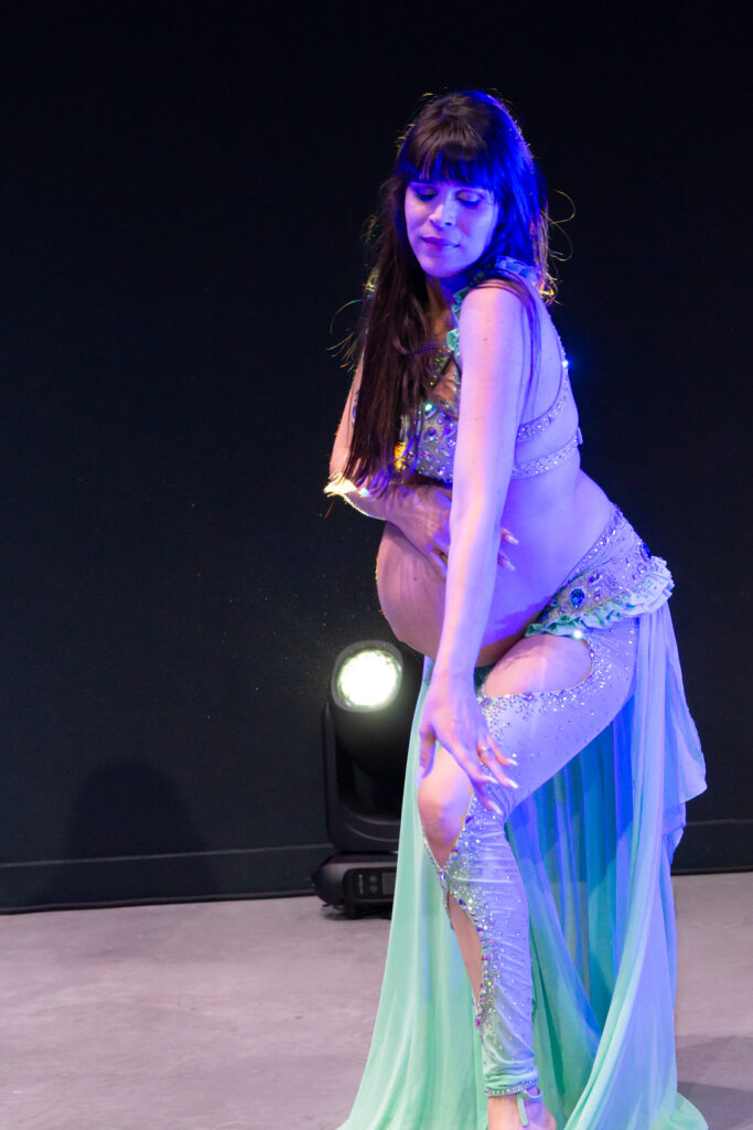Alina qui danse sur scène pendant sa grossesse